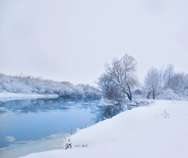 Kış nehir, ne zaman kar yağıyor — Stok fotoğraf