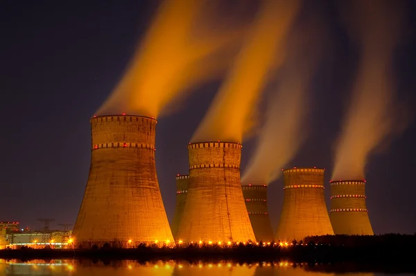 Les tours de refroidissement la nuit du plan de production d'énergie nucléaire — Photo