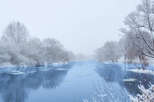 Rzeka zimą, gdy pada śnieg — Zdjęcie stockowe