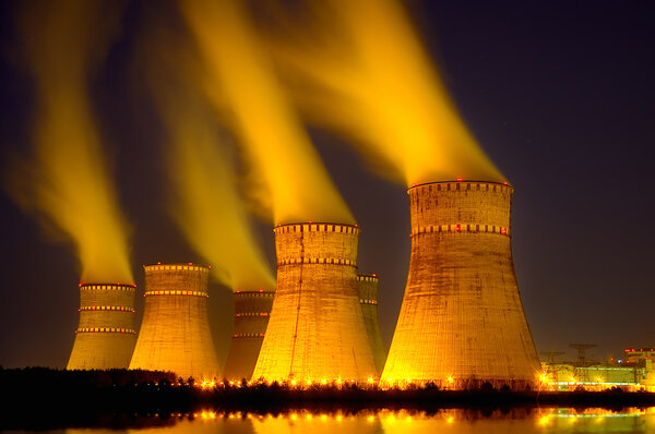 Охлаждающие башни в ночь на план атомной энергетики
