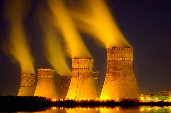 Die Kühltürme des Kernkraftwerks in der Nacht Stockbild
