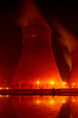nükleer enerji üretme planı geceleri soğutma kuleleri