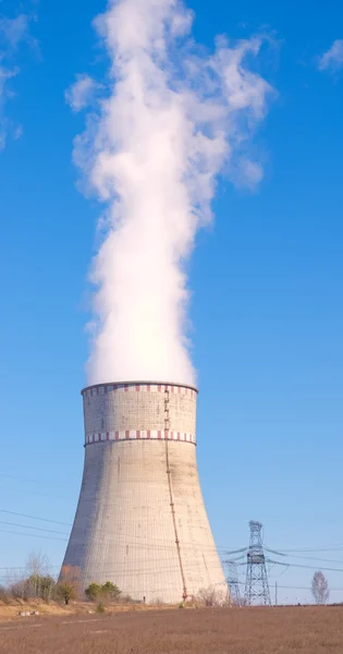 Ο Πύργος ψύξης και η γραμμή μετάδοσης υψηλής τάσης των πυρηνικών — Φωτογραφία Αρχείου