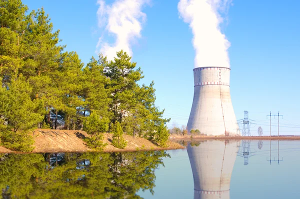 Chladicí věže jaderné elektrárny na modrém nebeském pozadí — Stock fotografie