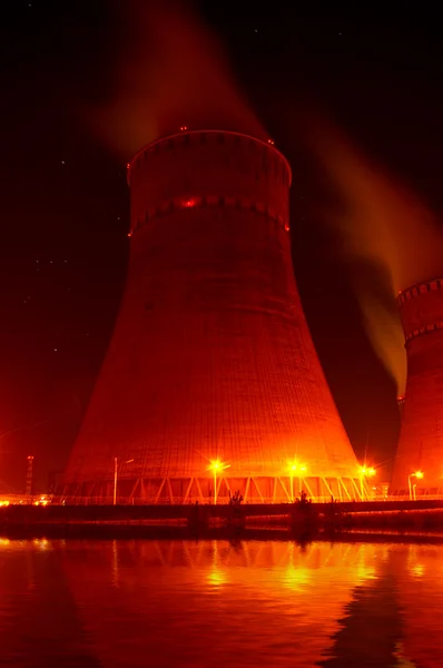 A hűtés tornyok, éjjel, a nukleáris energia termelési terv — Stock Fotó