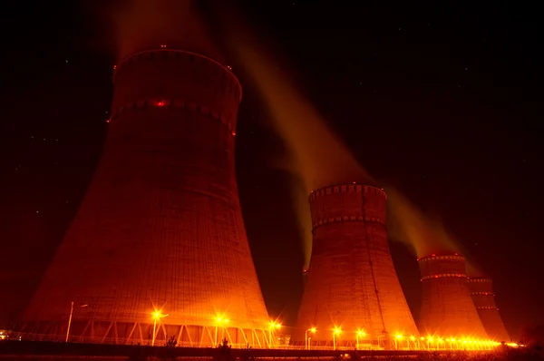 Chladicí věže v noci plánu jaderné energie generace — Stock fotografie