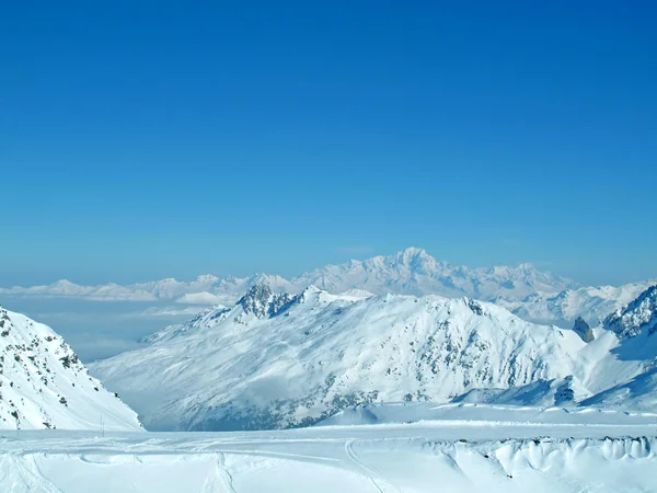 白雪皑皑的山脉法国阿尔卑斯大区 — 图库照片