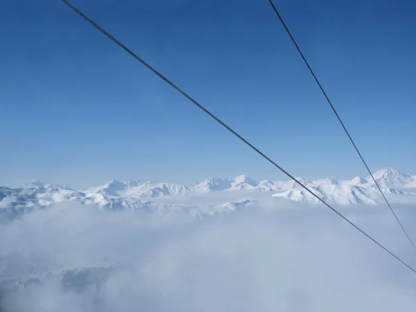 スキーヤーのための山のエレベーターのケーブル — ストック写真