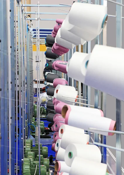 O colorido dos fios de cone da fábrica têxtil — Fotografia de Stock