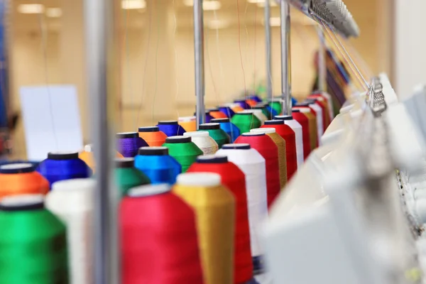 Τα πολύχρωμα της τα νήματα του κώνου από εργοστάσιο κλωστοϋφαντουργίας — Φωτογραφία Αρχείου