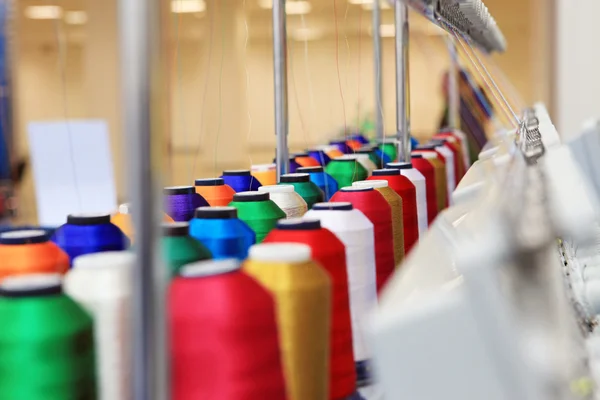 O colorido dos fios de cone da fábrica têxtil — Fotografia de Stock