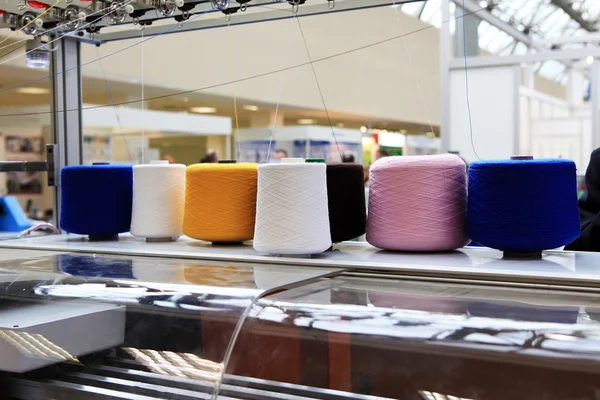 De kleurrijke van de kegel draden uit textielfabriek — Stockfoto