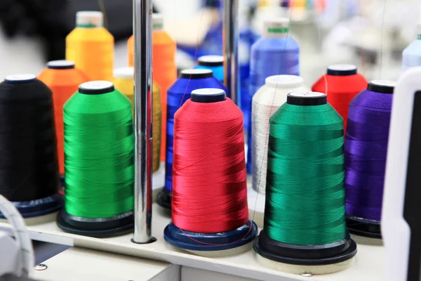 O colorido dos fios de cone da fábrica têxtil — Fotografia de Stock