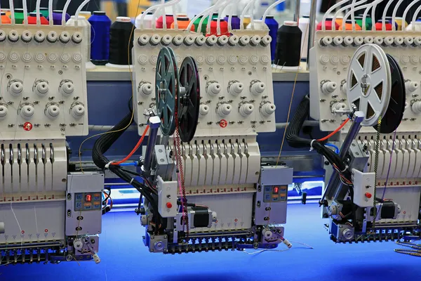 Промышленная машина для вышивки — стоковое фото