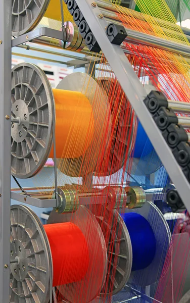 Multi-colored yarns in the textile machine — Stock Photo, Image