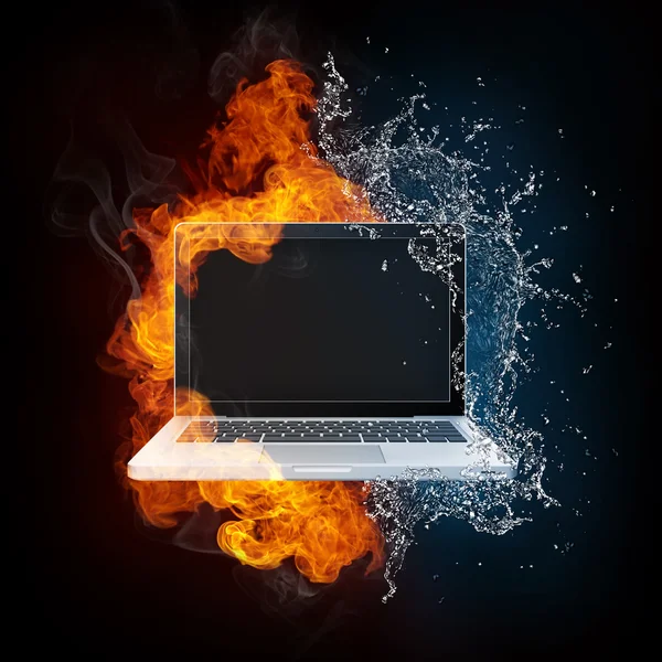 Ateş ve su içinde laptop — Stok fotoğraf