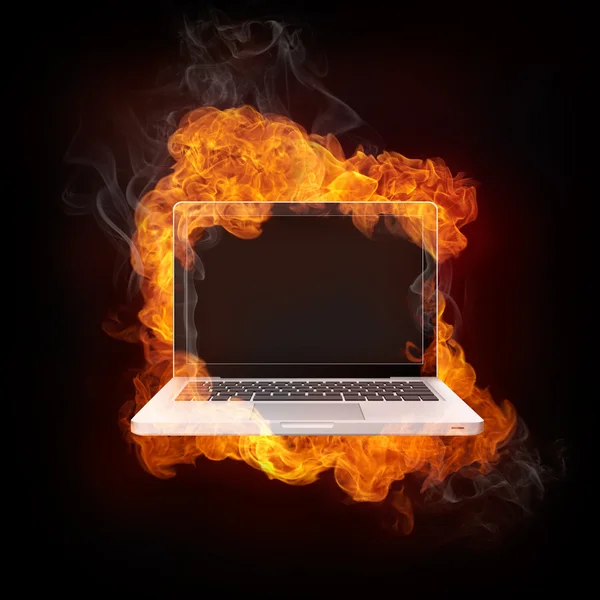 Laptop w ogień — Zdjęcie stockowe