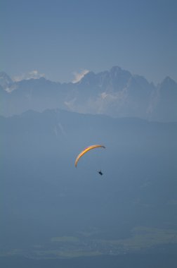 Yamaçparaşütü üzerinden ossiach (carinthia, Avusturya)