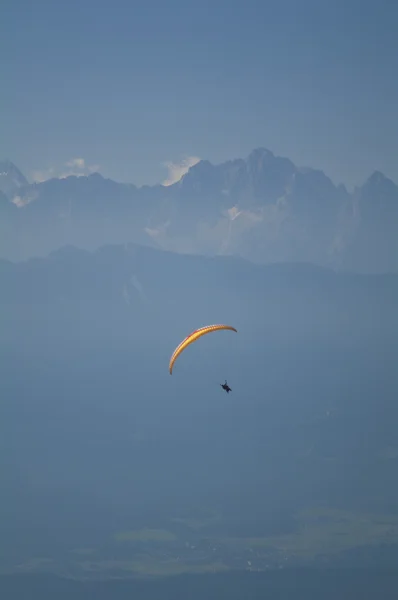 Paraglider over ossiach (Karinthië, Oostenrijk) — Stockfoto