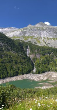 Avusturya küçük bir göl ile düşme Panoraması