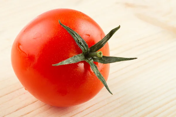 Tomate sur planche à découper en bois — Photo