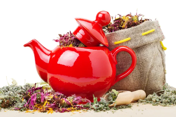Bule vermelho, argamassa e pilão, saco com ervas curativas — Fotografia de Stock