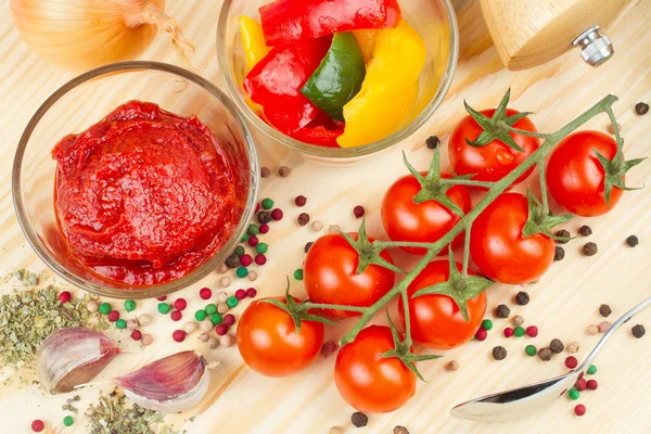 Ingredientes para hacer salsa de tomate con rodajas de pimiento — Foto de Stock