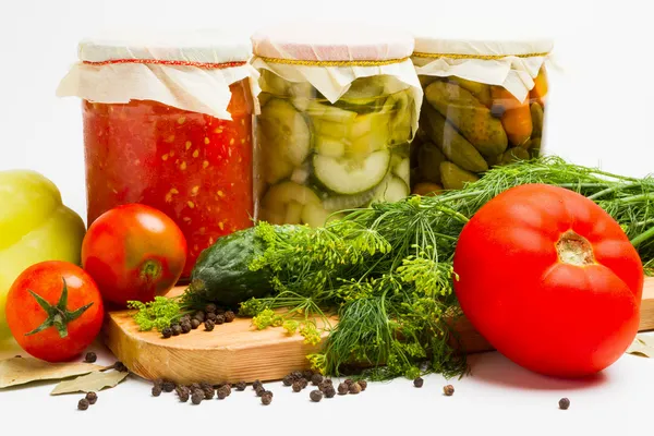 Баночки з маринованих овочів. Маринований огірок, помідор, кабачки — стокове фото