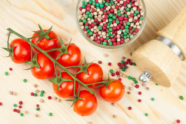 Pomidory z pieprzem na desce do krojenia — Zdjęcie stockowe