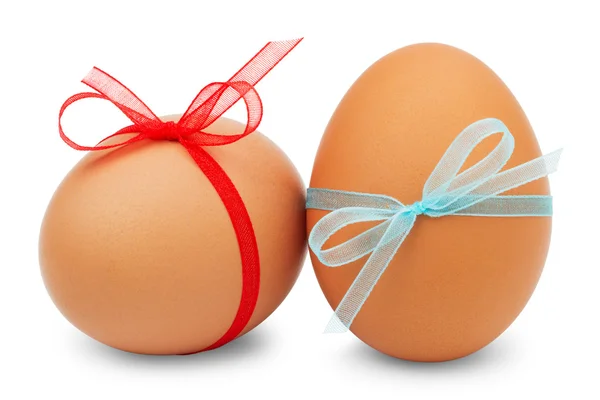 Huevos de Pascua con cintas sobre fondo blanco —  Fotos de Stock