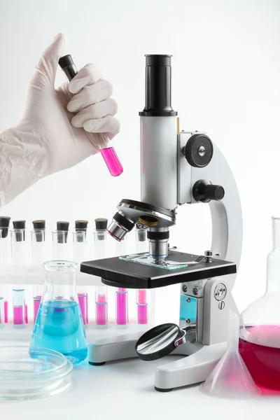Equipamento de laboratório: microscópio, tubos de ensaio, frascos químicos — Fotografia de Stock