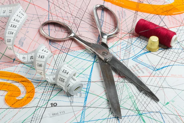 Scissors, measuring tape, thimble, spool of thread of paper pat — Stock Photo, Image