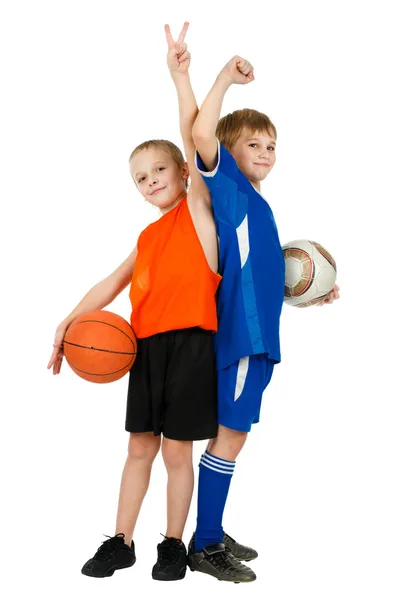 Два мальчика - баскетболист и футболист с мячами — стоковое фото