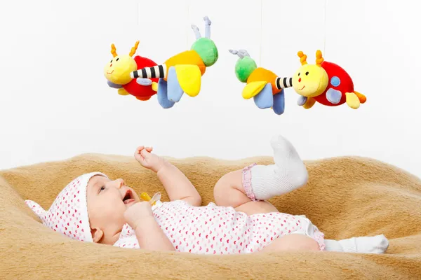 Šťastné usmívající se děťátko hrát s hračkami — Stock fotografie