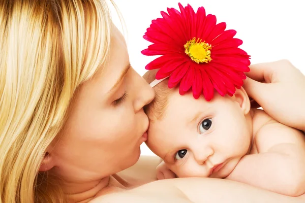 美丽慈爱的母亲和婴儿的女孩 — 图库照片