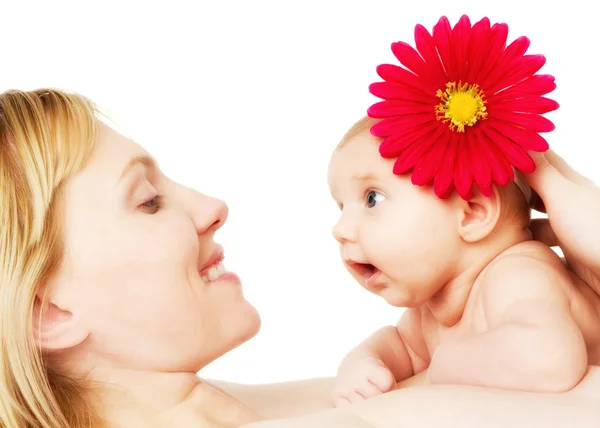 Schöne liebevolle Mutter und Baby-Mädchen — Stockfoto