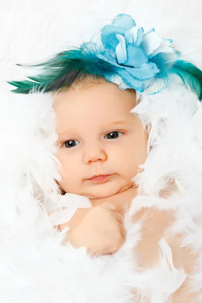 Hermoso bebé adorable con flor de moda en su cabello — Foto de Stock