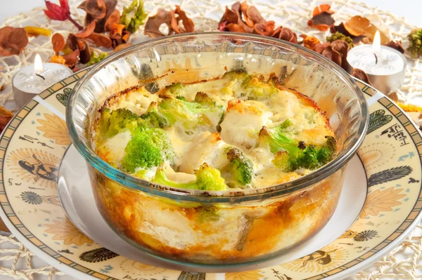 Braadpan met broccoli, kip en kaas — Stockfoto