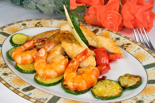 Dish: fried fish fillets, shrimp, zucchini — Stock Photo, Image