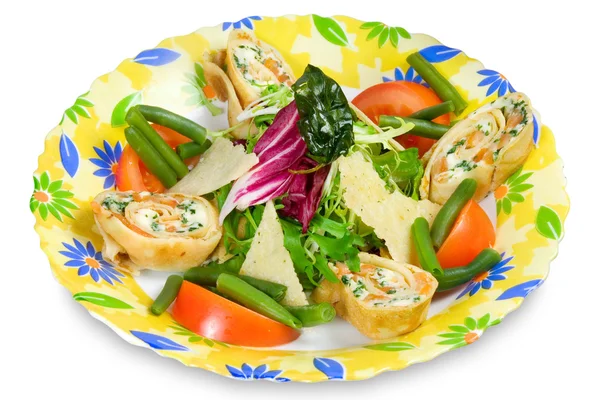 Rolos com salmão e queijo, salada fresca no prato — Fotografia de Stock