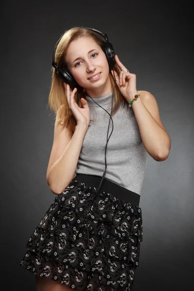Adolescente avec écouteurs — Photo