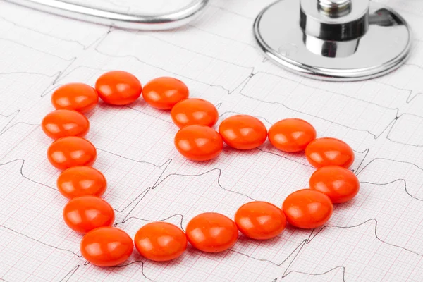 Coeur de pilules et stéthoscope sur électrocardiogramme — Photo