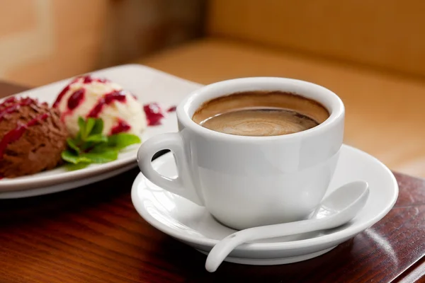 Kaffeetasse und Eis auf dem Tisch — Stockfoto