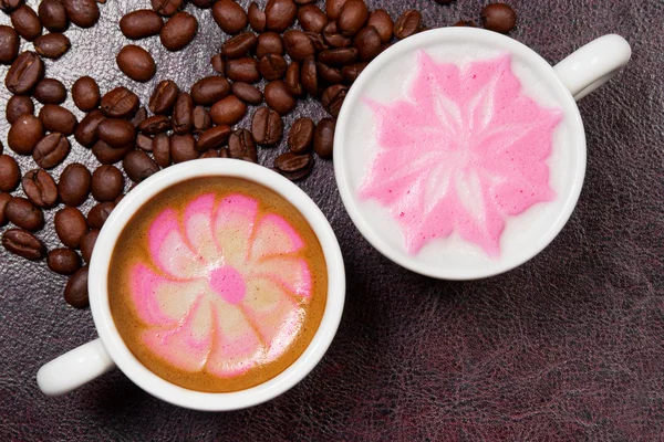 아름 다운 커피 아트 카푸치노 두 잔 — 스톡 사진