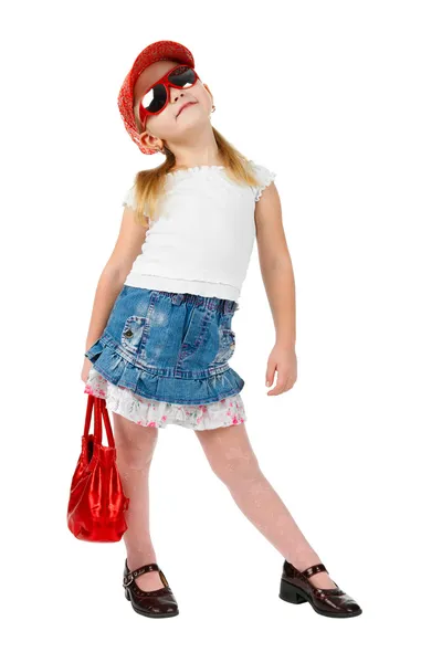 Menina da moda em óculos de sol com uma bolsa vermelha, em modelo de passarela — Fotografia de Stock