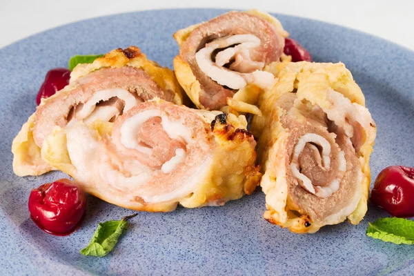 Pişmiş domuz eti puf böreği kiraz ile rolls plaka üzerinde — Stok fotoğraf