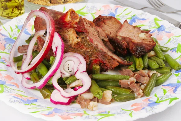 Rundvlees met groene bonen, rode ui ringen, spek — Stockfoto