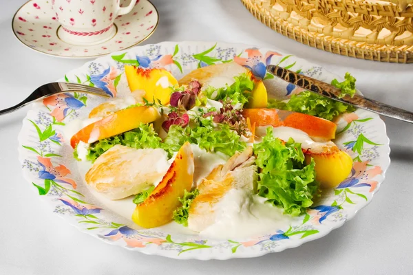 Tasty dish: chicken breast with nectarine slices and lettuce — Stock Photo, Image