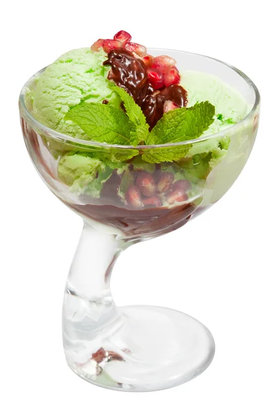 Zmrzlina v misce s ovocem — Stock fotografie