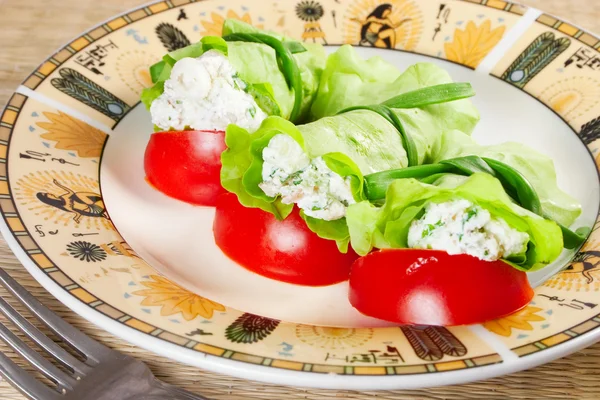 Leckerer Snack: Salat gefüllt mit Käse und Kräutern — Stockfoto
